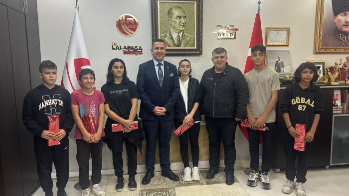 LALAPAŞA’DA CUMHURİYET COŞKUSU: BAŞKAN GELDİ’DEN ÖĞRENCİLERE ÖZEL ÖDÜL